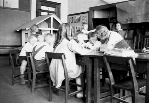 7.4.10: First grade at the McGuffey Training School, 1937