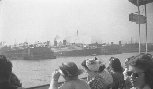 7.1.3: "Seeing New York from the Peter Stuyvesant. Piers of the large ocean liners approaching the Queen Mary." - from the back of the photo