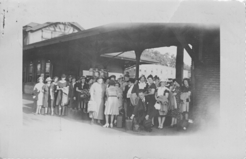 M'Ledge Moffett and students at the Radford train station