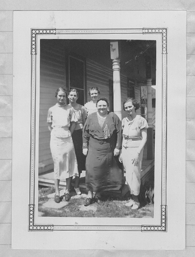 M'Ledge Moffett and Home Management Cottage students, April 1934
