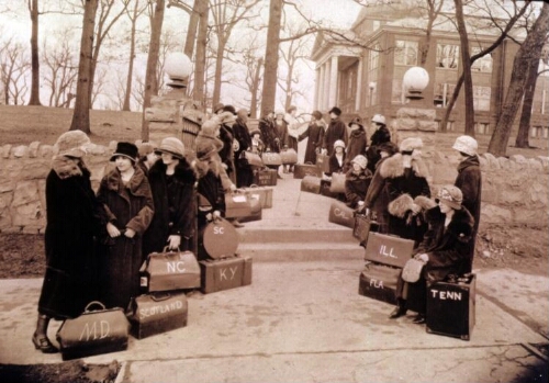 Students arrive 1915